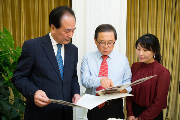 ▲ 차이밍자우(蔡名照) 중국 국무원 신문판공실 주임 만찬에 참석한 남유진 구미시장이 구미 관련 기사를 살펴보고 있다ⓒ구미시 제공