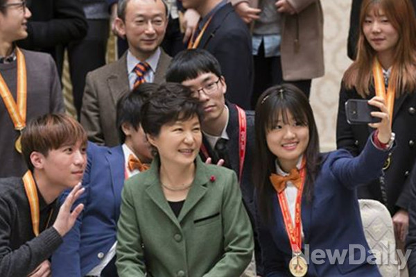 ▲ 26일 청와대에서 열린 '미래과학인재와의 대화'에서 박근혜 대통령이 참석자들과 함께 기념촬영을 하고 있다. ⓒ청와대 제공