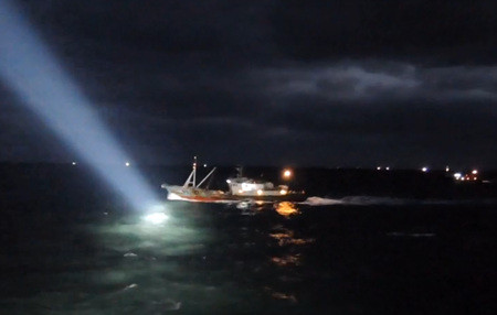 ▲ 나포된 중국어선 사진 2014.12.26 ⓒ 제주해양경비안전서 제공