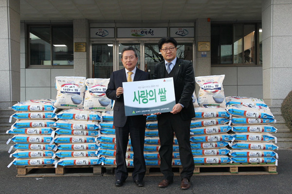 ▲ 금복복지재단(이사장 김동구) (주)금복주 노상돈 안동지점장이 예천군을 방문, 쌀20kg 100포를 전달하고 이현준 군수와 기념촬영을 하고 있다.ⓒ예천군 제공