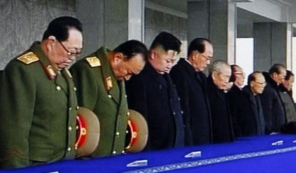 ▲ "우리가 졌소…." 고개 숙인 정은이 패거리. 사진 속은 묵념 장면이지만 진짜 '고개를 숙이게' 될 가능성이 점점 높아지고 있다. ⓒ北선전매체 캡쳐