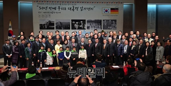 ▲ 눈물 훔친 '50년만에 부치는 대통령 감사편지' 행사 ⓒ뉴데일리 정상윤 기자