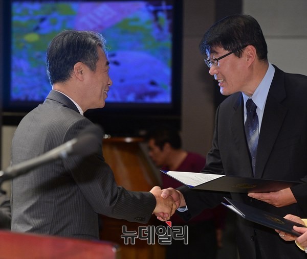 ▲ 눈물 훔친 '50년만에 부치는 대통령 감사편지' 행사 ⓒ뉴데일리 정상윤 기자