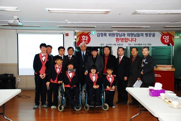 ▲ 새누리당 대구시당 장애인위원회(위원장 김창환)가 26일 지역 장애인복지시설을 찾아 의견을 나눴다.ⓒ대구시당 제공