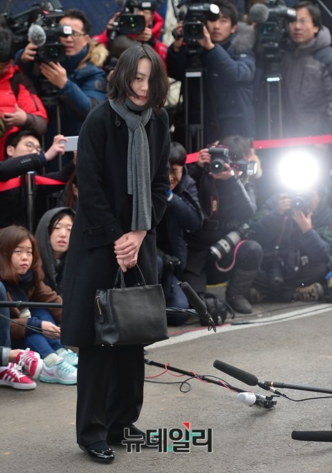 ▲ '땅콩 리턴' 사건으로 물의를 일으켰던 조현아 전 대항항공 부사장은 12일 오후 3시께 서울 강서구 국토관리부 항공철도사고조사위로 출석했다.고개를 숙인채 등장한 조 전 부사장은 국토부 조사위로 입장하기 전 기다리고 있던 기자들에게 "모든 일선에서 물러날 것"이라고 짧게 답했다. ⓒ뉴데일리