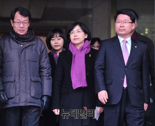 ▲ 19일 오전 서울 종로구 헌법재판소 대심판정에서 이정희 통합진보당 대표가 법정을 나서고 있다. 이날 헌법재판소는 통합진보당 해산심판청구 선고에서 헌법재판관 9명 중 8명의 찬성 의견으로 통합진보당의 해산을 결정했다. ⓒ뉴데일리