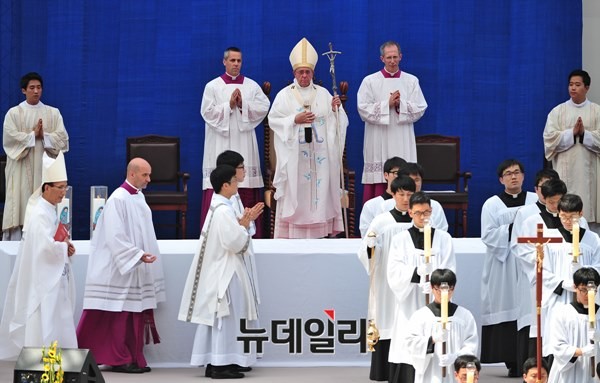 ▲ 프란치스코 교황이 집전하는 시복식 미사가 16일 서울 광화문 광장에서 거행됐다. 무려 100만명에 가까운 인파가 몰렸다. 국내 행사로는 최대 규모다. 다행히 아무 불상사 없이 모두 마무리됐다.ⓒ뉴데일리