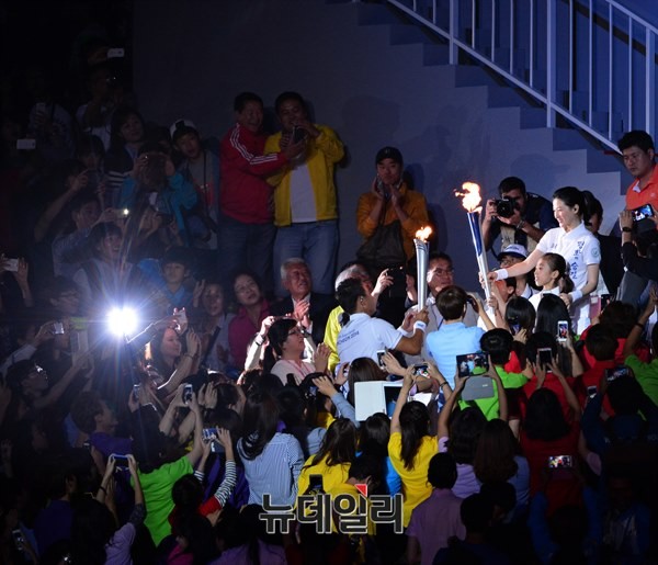 ▲ 19일 오후 7시 인천 아시아드주경기장에서 '2014인천아시안게임' 개막식이 진행됐다. 이날 개막식은 3,800 여명이 만들어내는 2시간 30분짜리 공연으로 구성됐다. 성화 마지막 주자로 배우 이영애가 등장했다. ⓒ뉴데일리