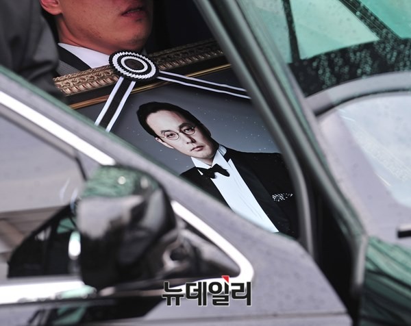 ▲ 가수 故 신해철 발인식이 31일 오전 서울 송파구 풍납동 서울아산병원 장례식장에서 열렸다. 발인식에는 故 신해철과 6촌 관계인 가수 서태지가 참석해 추도사를 낭독했으며, 가수 윤도현과 윤종신, 싸이, 이승철 등이 슬픔속에 고인의 마지막 가는 길을 배웅했다.ⓒ뉴데일리