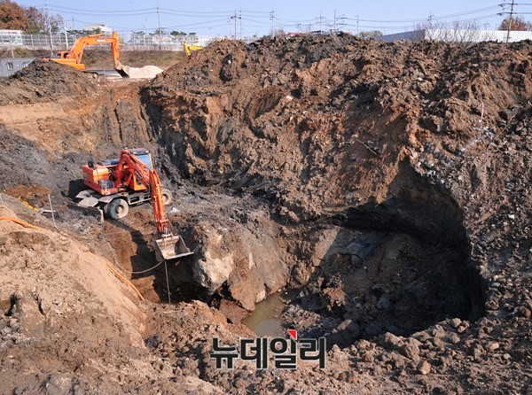 ▲ 30일 경기 양주시에서 남침땅굴을 발견했다고 발표한 시민단체가 이번에는 남양주시에서도 땅굴을 찾아냈다고 밝혔다.  ‘남침땅굴을 찾는 사람들(이하 남굴사)’과 남침땅굴 민간대책위원회, 땅굴안보국민연합 등은 지난 14일 자신들이 땅굴을 발견했다는 경기 남양주시 지금동의 한 교회 앞에서 기자회견을 가졌다. ⓒ뉴데일리