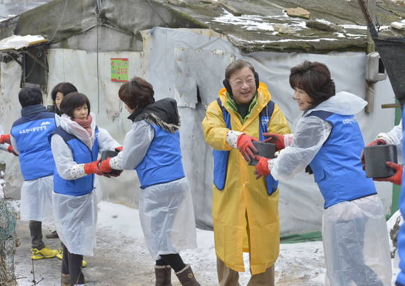 ▲ 구한서 동양생명 사장이 구룡마을을 찾아 직원들과 함께 연탄 나눔 활동을 펼쳤다. ⓒ 동양생명