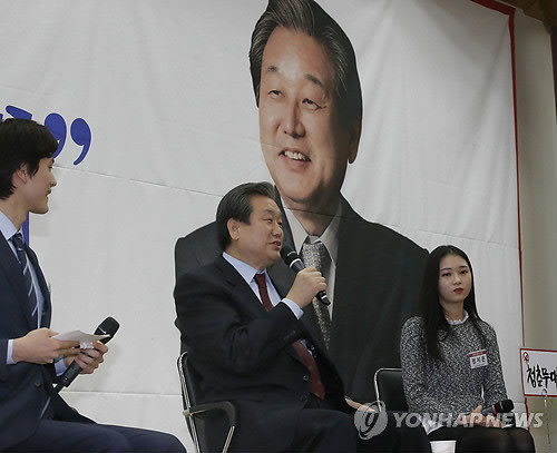 ▲ 26일 오후 서울 여의도 국회 의원회관에서 '김무성 대표와 함께 하는 정책 타운미팅'에서 김무성 새누리당 대표가 청년들과 함께 토론을 하고 있다. ⓒ 연합뉴스