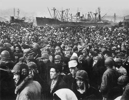 ▲ 피난민으로 가득한 흥남부두. 저멀리 메리디스 빅토리 호가 보인다.ⓒ뉴데일리DB