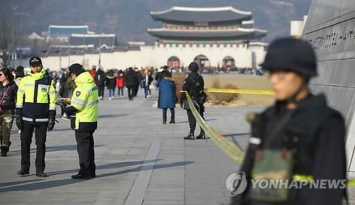 ▲ 27일 오후 서울 광화문 광장에서 경찰들이 동상 주위의 출입을 통제하고 있다. ⓒ사진 연합뉴스