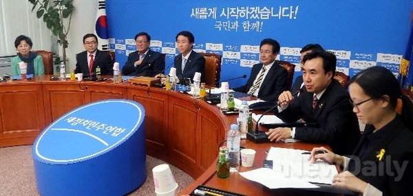 ▲ 당원 당비대납 의혹 등으로 가장 뒤늦게 경선이 치러진 경기 고양덕양을 지역위원장 경선에서 친노계로 분류되는 문용식 전 인터넷소통위원장이 당선됐다. 사진은 전국 246개 지역위원장 선정 작업을 담당했던 새정치연합 조직강화특별위원회의 지난 10월 15일 제1차 회의 모습. ⓒ국회 사진공동취재단