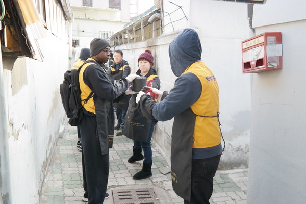 ▲ 화성산업은 27일 불우이웃을 위한 사랑의 연탄을 전달했다.ⓒ화성산업 제공