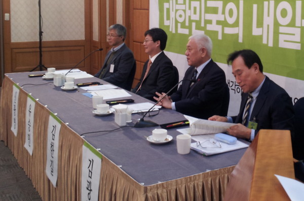 ▲ 새정치민주연합 김한길 전 대표와 새누리당 유승민 의원이 토론회에 앞서 발제를 준비하며 앉아 있다. ⓒ뉴데일리 정도원 기자