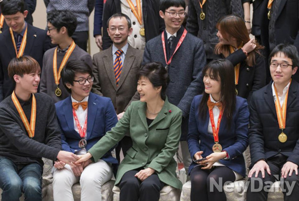▲ 박근혜 대통령이 대통령과학장학생과 국제과학올림피아드 수상자들을 청와대로 초청해 인사를 나누고 있다. ⓒ청와대 제공