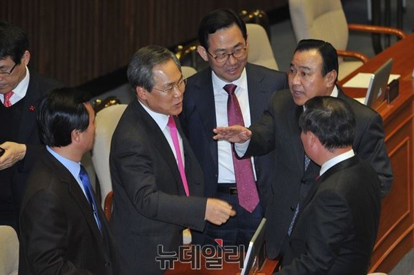 ▲ 이완구 새누리당 원내대표와 우윤근 새정치민주연합 원내대표 등 여야 지도가 29일 오후 서울 여의도 국회에서 열린 본회의에서 대화를 나누고 있다.ⓒ뉴데일리 이종현 기자