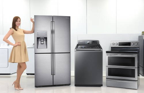 ▲ 왼쪽부터 'CES 2015'에서 공개될 삼성전자의 'T9000' 세미빌트인 냉장고, '액티브워시' 세탁기, '듀얼 도어 플렉스 듀오 오븐 레인지' ⓒ삼성전자