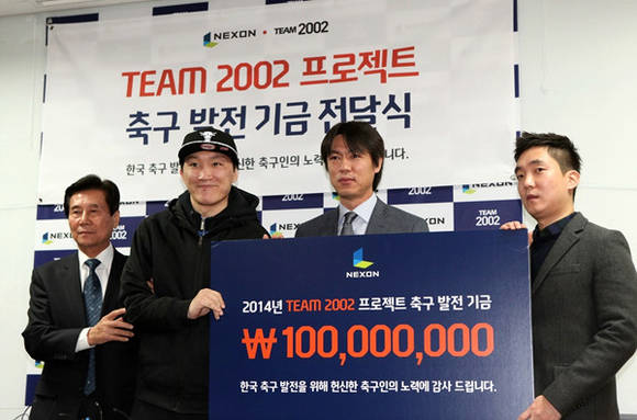 ▲ 넥슨 '2002 전설' 기부금 전달식 사진(왼쪽부터 한국 OB축구회 김정남 회장, 신영록 씨, TEAM 2002 홍명보 대표, 넥슨 박정무 피파 팀장)ⓒ넥슨