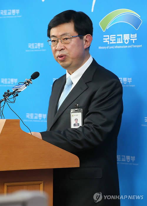 ▲ 신은철 국토교통부 감사관이 29일 정부세종청사 기자실에서 '땅콩 회항' 사건 조사와 관련한 특별자체감사 결과를 발표하고 있다.ⓒ연합뉴스