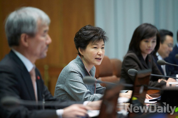 ▲ 청와대 수석비서관회의를 주재하고 있는 박근혜 대통령. ⓒ청와대 제공