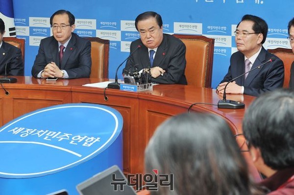 ▲ 새정치민주연합 문희상 비상대책위원장이 30일 국회에서 비대위원장 취임 100일을 맞아 기자간담회를 열고, 기자들과 일문일답을 하고 있다. ⓒ뉴데일리 이종현 기자