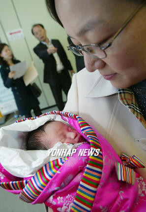 ▲ ▲ 2005년 마삭의 몸으로 북한을 방문해, 평양에서 아이를 낳은 황선 전 민노당 부대변인.ⓒ 사진 연합뉴스