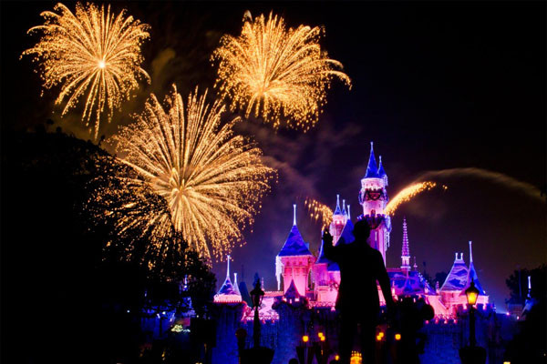 ▲ 디즈니랜드의 상징 가운데 하나인 '미키마우스 머리모양 불꽃'. 디즈니랜드의 불꽃놀이는 환상적이라고 정평이 나 있다. ⓒ디즈니랜드 투어리스트 블로그 캡쳐