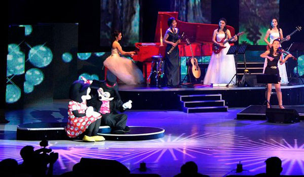 ▲ 2012년 7월 10일 모란봉 악단의 공연 가운데 한 장면. 김정은은 혹시 자신과 이설주가 저 '쥐새끼들'이라고 착각하는 건 아닐까. ⓒ北선전매체 조선중앙방송 캡쳐