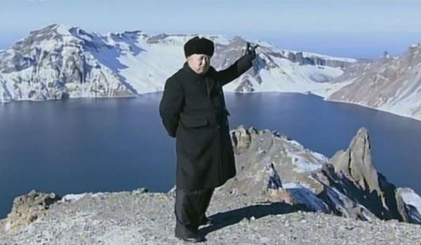 ▲ 지난 10월 백두산 천지에 오른 김정은. 김정은은 자신이 느낀 추위를 강조하며 주민들에게 '백두의 칼바람 정신'을 본받아야 한다고 떠들어대고 있다. ⓒ조선중앙방송-중국망 보도화면 캡쳐