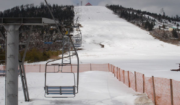 ▲ 김정은이 20일 만에 슬로프 4개를 만들라고 명령했던 삼지연 스키장. 백두산 인근 개마고원 지대에 있다. ⓒ뉴포커스 보도화면 캡쳐