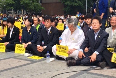 ▲ ▲세월호 집회 당시 구 통진당 이정희 대표 등과 자리를 함께한 조희연 교육감(당시 후보).ⓒ 사진 뉴데일리DB