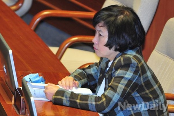 ▲ 지난 11월 5일 국회 본회의장에서 열린 대정부질문을 지켜보고 있는 새정치민주연합 김현 의원. ⓒ뉴데일리 이종현 기자