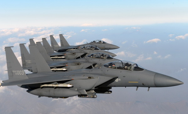 ▲ 윤희 합참의장이 새해를 맞아 공군 F-15K 전투기편대에 탑승하여               각 군의 군사대비태세를 점검하고 있다.ⓒ합동참모본부