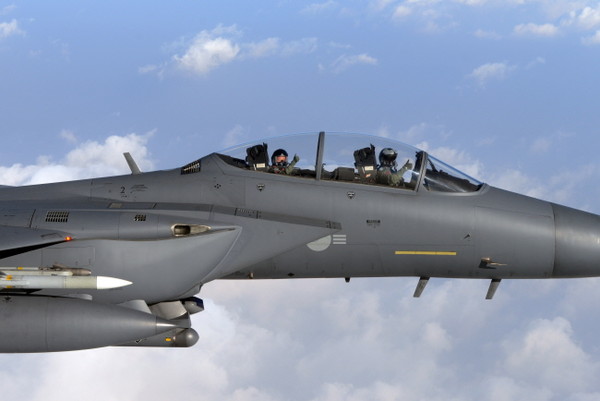 ▲ 윤희 합참의장이 새해를 맞아 공군 F-15K 전투기편대에 탑승하여               각 군의 군사대비태세를 점검하고 있다.ⓒ합동참모본부