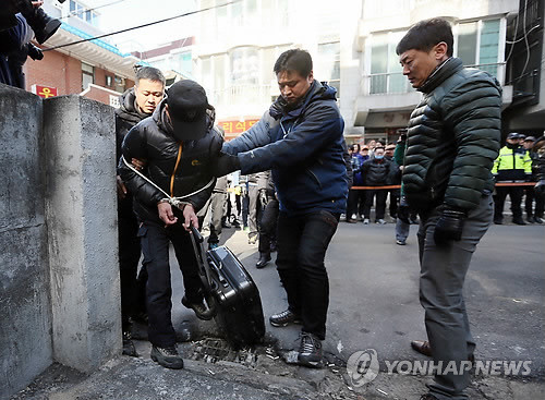 ▲ 31일 오전 인천시 남동구 간석동 모 빌라 주차장에서 '여행가방 속 시신' 할머니 살해 피의자인 정형근씨에 대한 현장검증이 진행되고 있다. ⓒ사진 연합뉴스