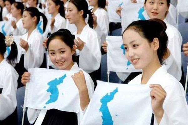 ▲ 김정일과 김정은은 '미녀들'을 대남공작의 도구로 활용하기도 한다. 사진의 '미녀응원단'도 그 중 한 사례에 속한다. 이런 여성들이 유혹한다면 넘어가지 않을 남자가 몇이나 될까. ⓒ대구유니버시아드 당시 北응원단 보도화면 캡쳐