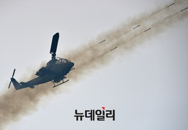▲ 로켓탄을 발사하는 AH-1S 코브라 공격용 헬기.ⓒ뉴데일리 정상윤 사진기자