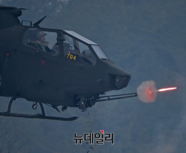 ▲ 기관포 발사하는 AH-1S 코브라 공격용 헬기.ⓒ뉴데일리 정상윤 사진기자