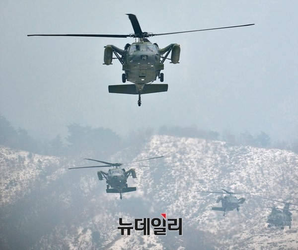 ▲ 신속대응 부대를 싣고 나타난 UH-60, CH-47 헬기.ⓒ뉴데일리 정상윤 사진기자