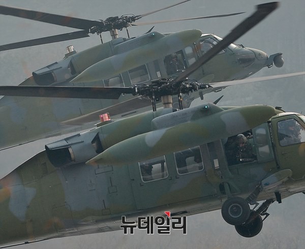 ▲ UH-60 헬기가 특전사 요원을 목표지점에 투입준비를 하고 있다.ⓒ뉴데일리 정상윤 사진기자