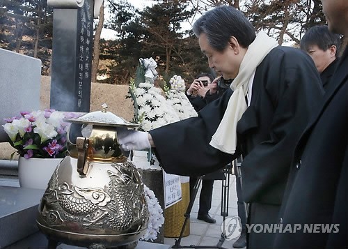 ▲ 새누리당 김무성 대표최고위원이 2015년 새해 첫 일정으로 국립현충원을 찾아 가장 먼저 건국대통령인 우남 이승만 박사 묘역을 방문한 뒤, 분향하고 있다. ⓒ연합뉴스 사진DB