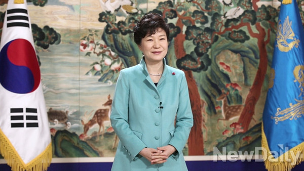 ▲ 박근혜 대통령이 청와대에서 2015년 신년사를 하고 있는 모습. ⓒ청와대 제공