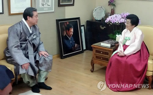 ▲ 새누리당 김무성 대표가 1일 서울 마포구 동교동 김대중 전 대통령 사저를 방문해 이희호 여사와 대화를 하고 있다.ⓒ연합뉴스