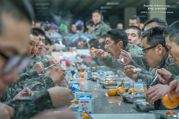▲ 국군장병들이 식사를 하고 있는 모습(자료사진).ⓒ국방부
