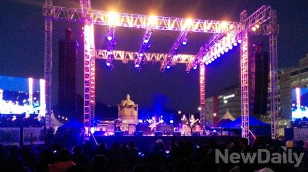 ▲ ▲ 좌파진영이 주도한 '아듀 2014 광화문 잊지않을게' 행사가 12월 31일 광화문에서 열렸다.ⓒ 인터넷 커뮤니티 캡쳐