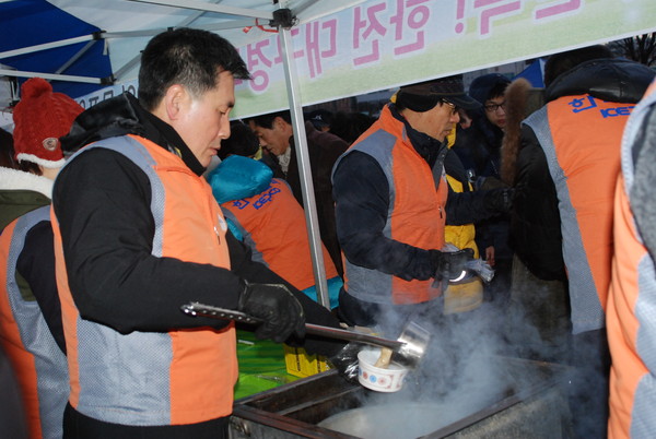 ▲ 한전 대구경북지역 관계자들이 지난 1일 남구 주최 신천 해맞이 행사에서 일출보러온 시민 상대로 해맞이 봉사활동을 벌였다.ⓒ한전 대구경북본부 제공