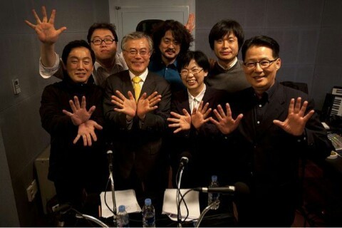 ▲ 지난 2011년 나는꼼수다에 나란희 출연했던 (앞줄 왼쪽 두번째부터) 문재인 의원, 이정희 전 의원, 박지원 의원.  ⓒ뉴데일리DB